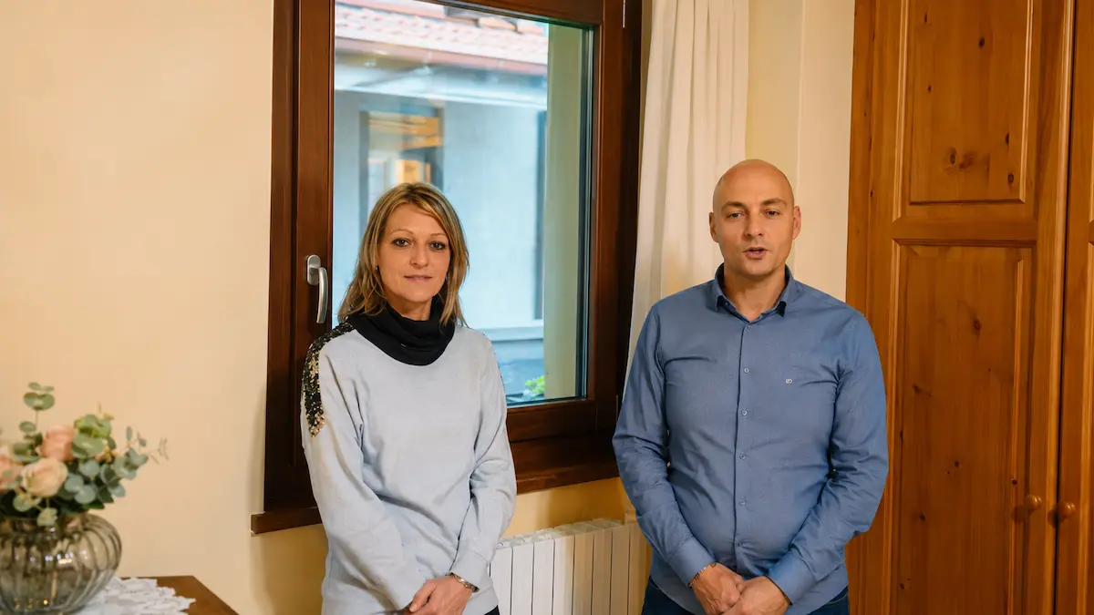 Alessandra durante la prova della finestra antirumore installata da Sorgedil