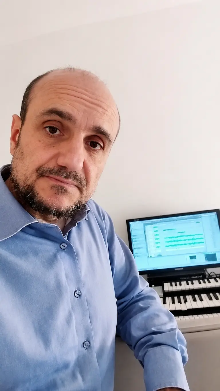 Roberto nella stanza insonorizzata per musica realizzata da Sorgedil