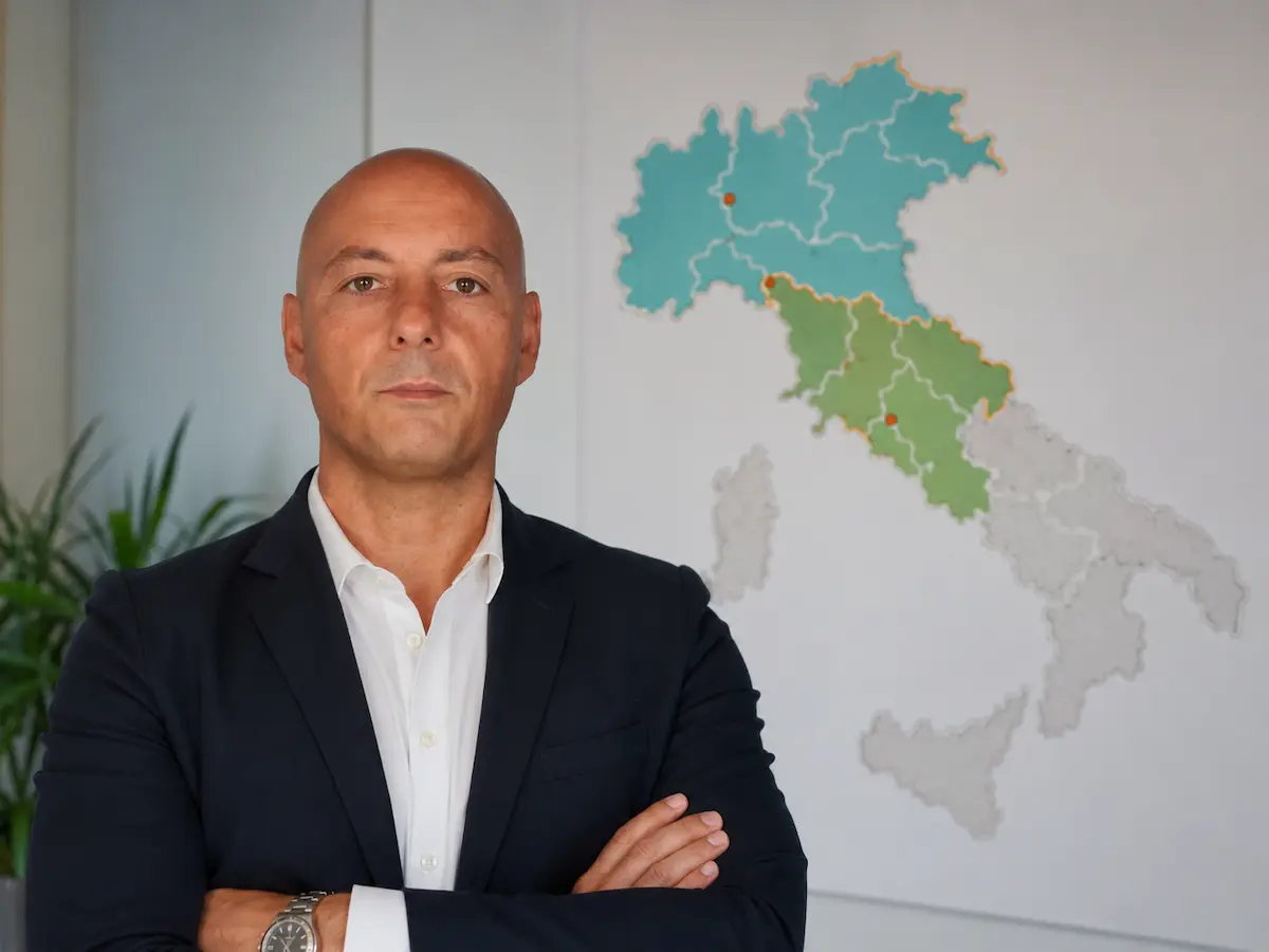 Vittorio Sorge davanti alla cartina dell’Italia con evidenziate le aree servite del Nord e Centro Italia